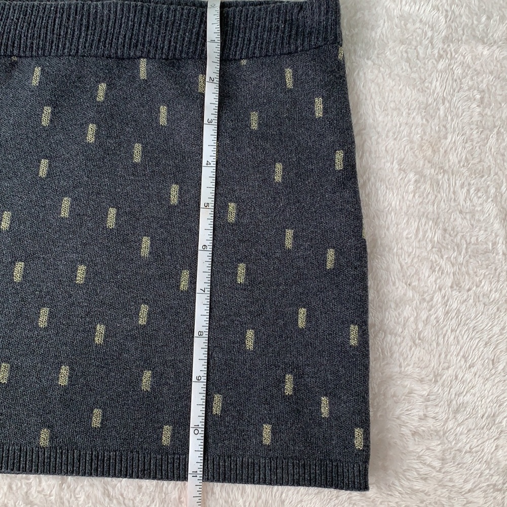 H&M Gray Sweater Skirt 4-6 yrs. Gold Design EUC - Picture 8 of 8